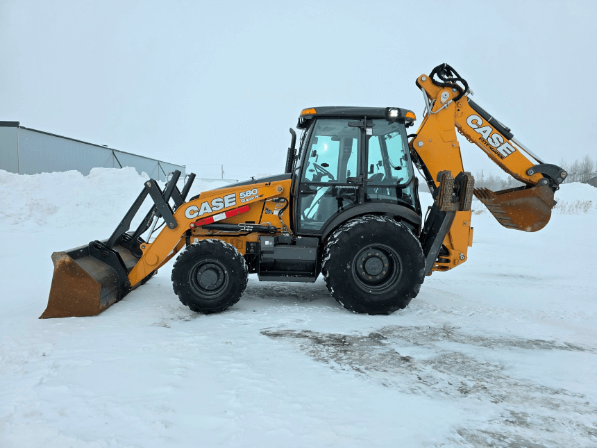 Rétrocaveuse Case 580SN WT 2023 – vue latérale.png