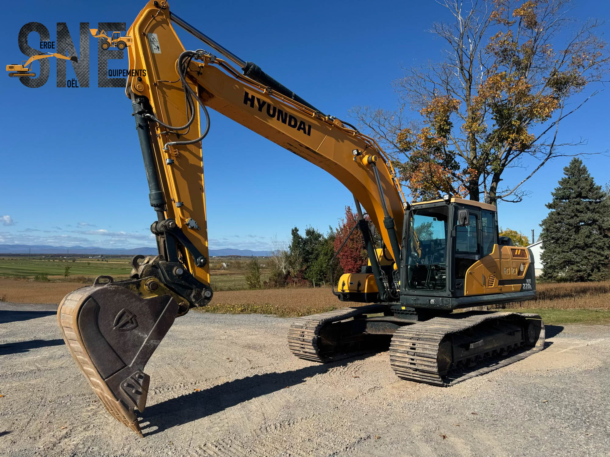 Hyundai HX220L_8518.jpg