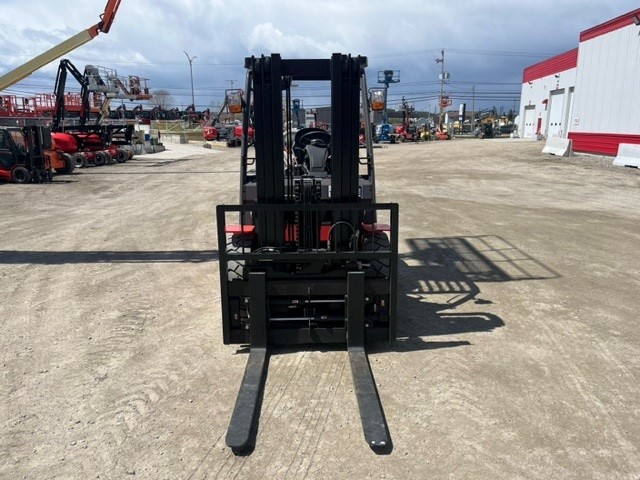 Manitou MI40G CE6489 profil avant front side.jpg