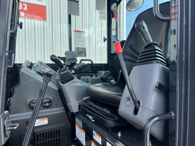 Yanmar ViO55-6A EX747 interieur inside cab.jpg