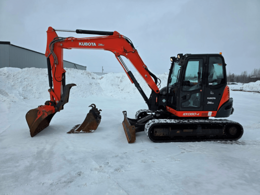 Kubota KX080-4S – Vue latérale gauche.png